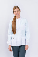Cargar imagen en el visor de la galería, Bata para Dama en Antifluidos Blanco 3/4 resortes en puños REF: LB171AJ