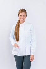 Cargar imagen en el visor de la galería, Bata para Dama en Antifluidos Blanco 3/4 resortes en puños REF: LB171AJ