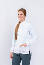 Cargar imagen en el visor de la galería, Bata para Dama en Antifluidos Blanco 3/4 resortes en puños REF: LB171AJ
