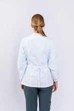 Cargar imagen en el visor de la galería, Bata para Dama en Antifluidos Blanco 3/4 resortes en puños REF: LB171AJ