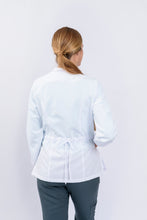 Cargar imagen en el visor de la galería, Bata para Dama en Antifluidos Blanco 3/4 resortes en puños REF: LB171AJ