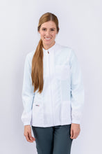 Cargar imagen en el visor de la galería, Bata para Dama en Antifluidos Blanco 3/4 resortes en puños REF: LB171AJ