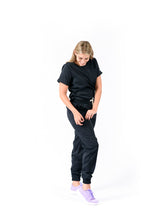 Cargar imagen en el visor de la galería, JOGGER Licrado Pantalón y Blusa Dama en Antifluidos Negro REF.: PB 481 AUN